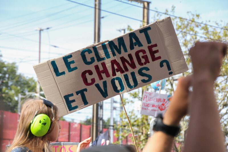 Une manifestation en faveur de la défense du climat où des enfants participent.